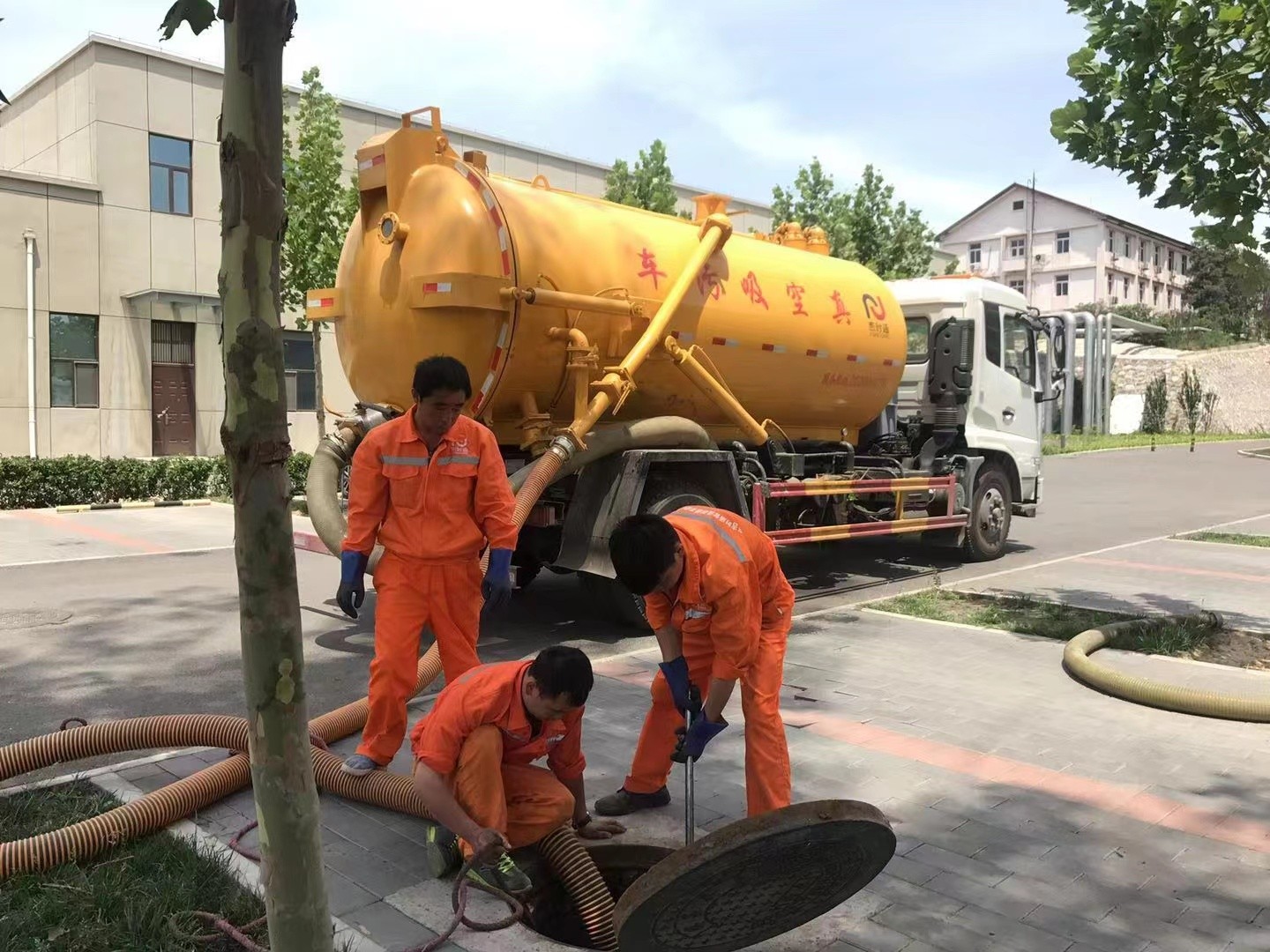 容县管道疏通车停在窨井附近